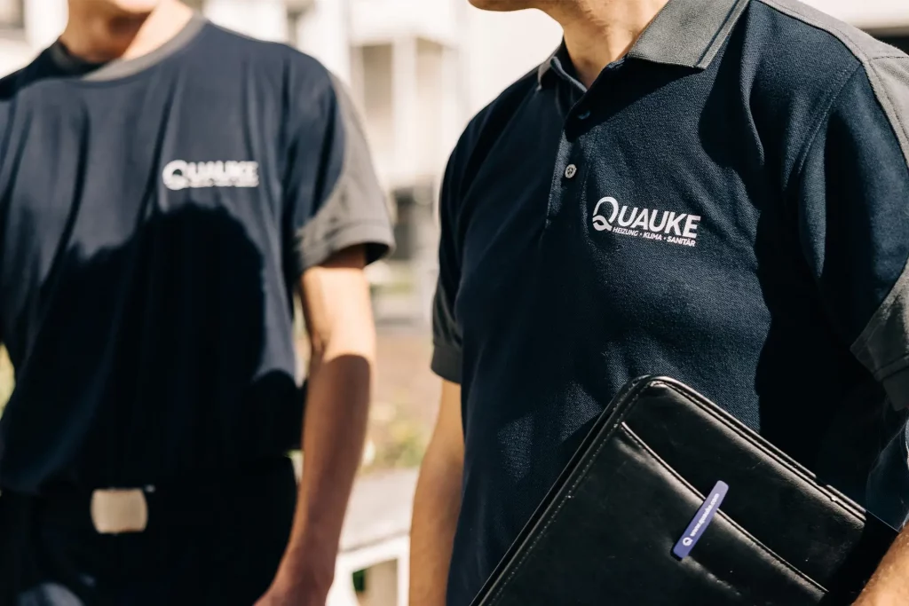 Mitarbeiter mit Quauke T-shirts