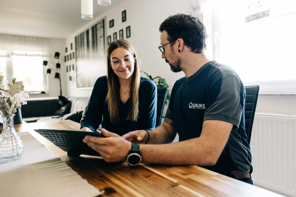 Quauke Mitarbeiter berät