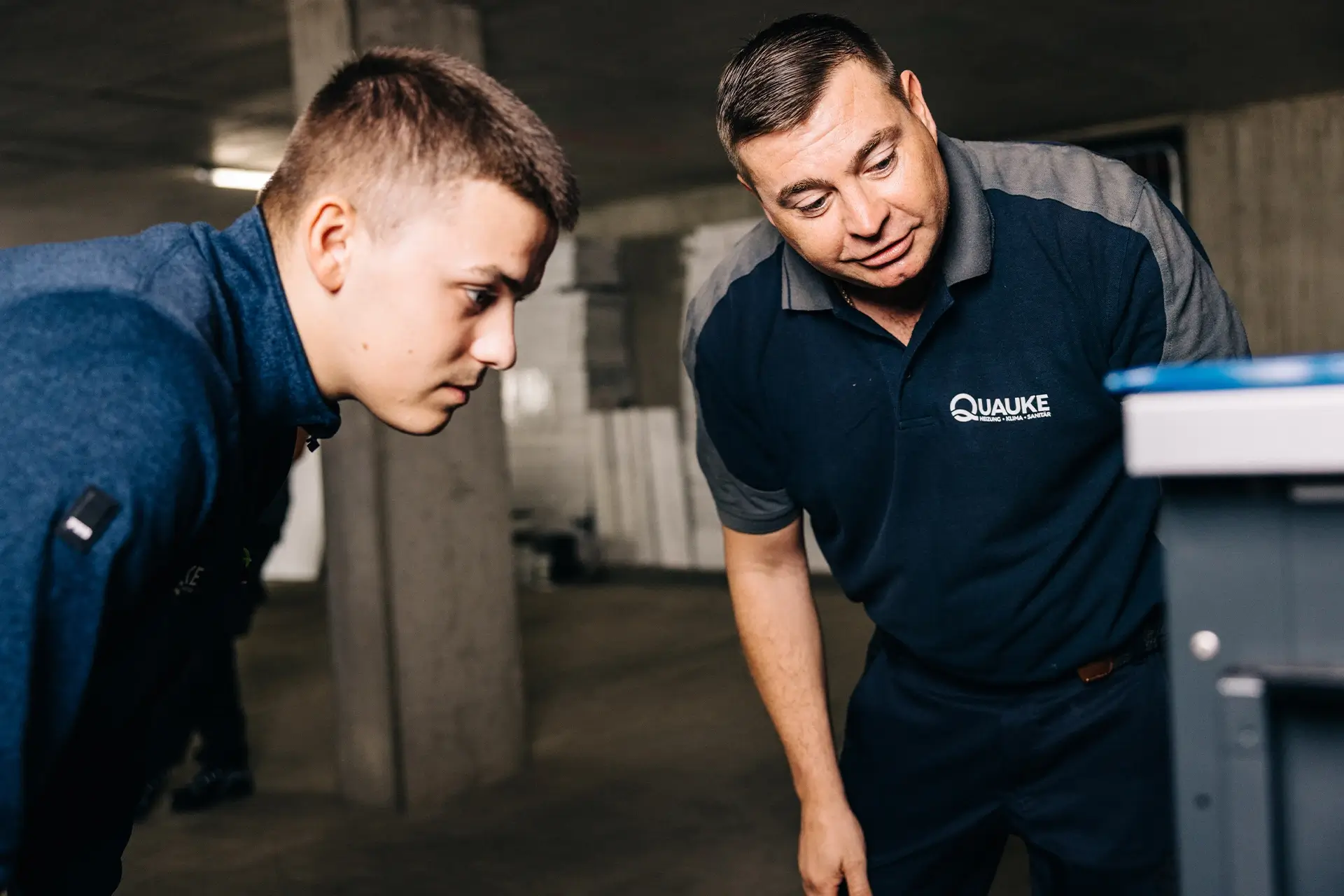 Quauke Mitarbeiter erklärt Auszubildenen etwas