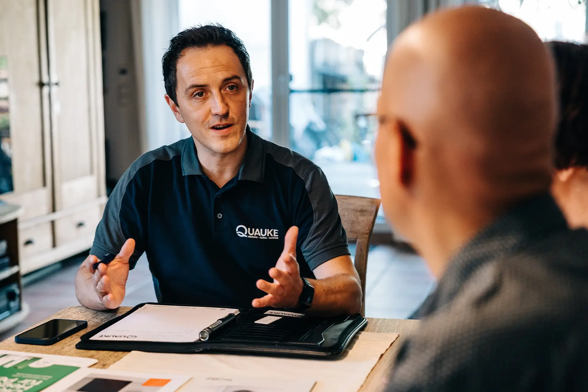 Benjamin Quauke berät Kunden